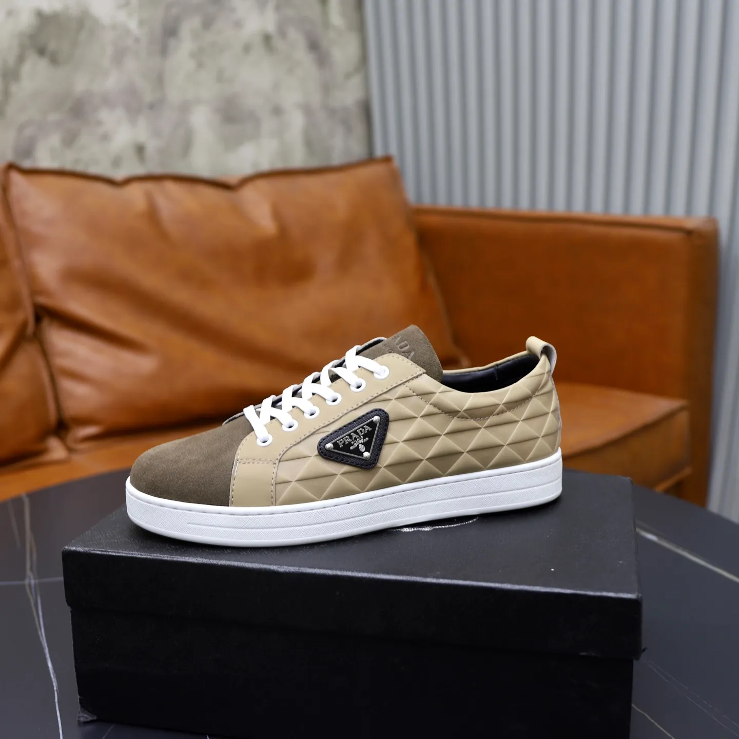 Ex-factory price: 420💰🙅‍♂️🙅‍♂️🙅‍♂️ Brand: PRADA Standard code: 38-44 (45 customized) Grade: Same as the official website Material: Original leather splicing Comfortable and breathable sheepskin lining Original wear-resistant outsole Style category: Men's fashion casual shoes Running sports shoes Distinguished luxury brand elements Top luxury Color: actual picture color